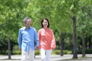 仲のいい初老夫婦