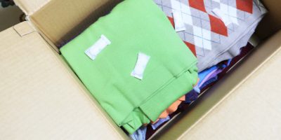 ダンボールに入れた洋服