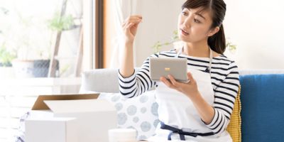 遺品の整理をする女性