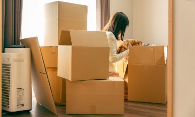 遺品の整理をする女性