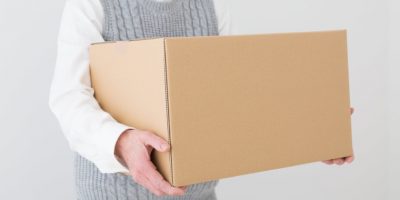 ダンボールを持つシニア女性