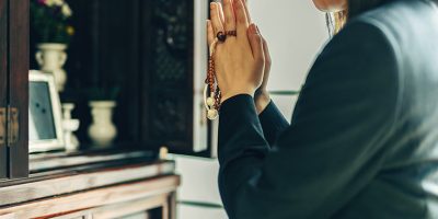 手を合わせる女性
