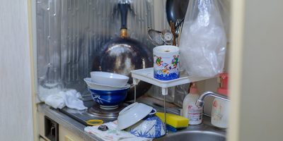 散らかったキッチン