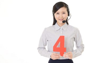 4を持つ女性