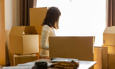 遺品整理をする女性