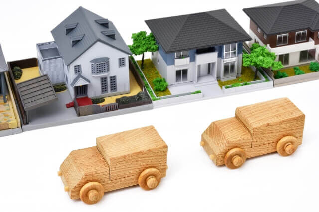家の前に停まる車の模型