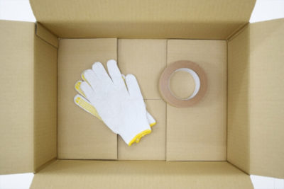 段ボール箱の中に入った軍手とガムテープ