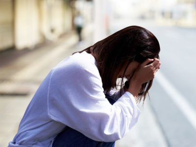 落ち込む女性