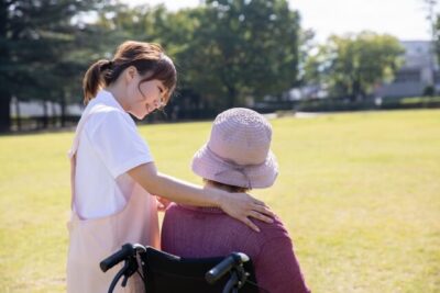 高齢者を見守る介護士